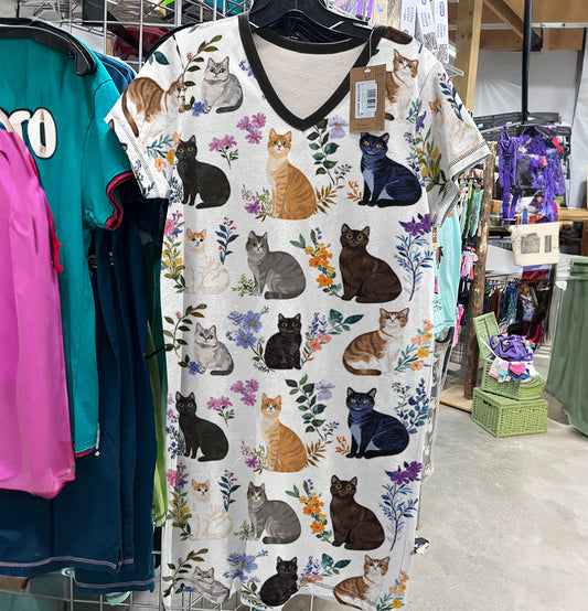 Lorva V-neck Nightshirt Charming Floral Cats